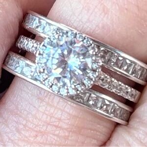 S925 and J w/diamond symbol inscribed sparkling Silver halo ring Clear Stones CZ